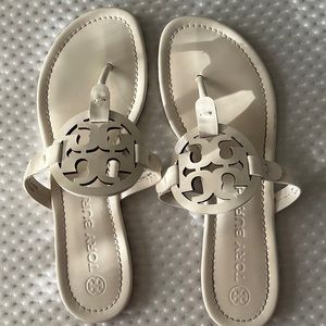 Tory Burch MILLER SANDAL, PATENT LEATHER